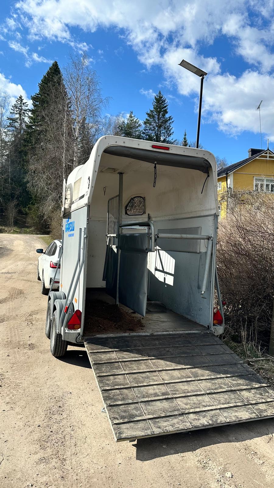 2 hevosen traileri